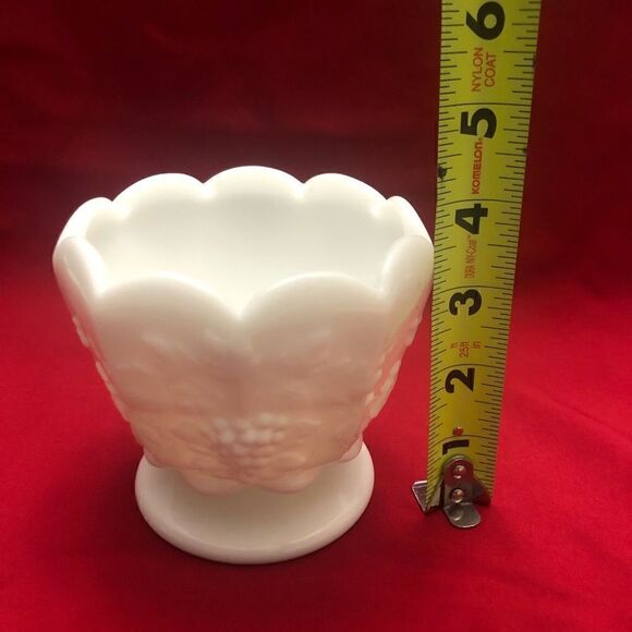 Vintage westmoreland milk glass vase - Picture 8 of 8